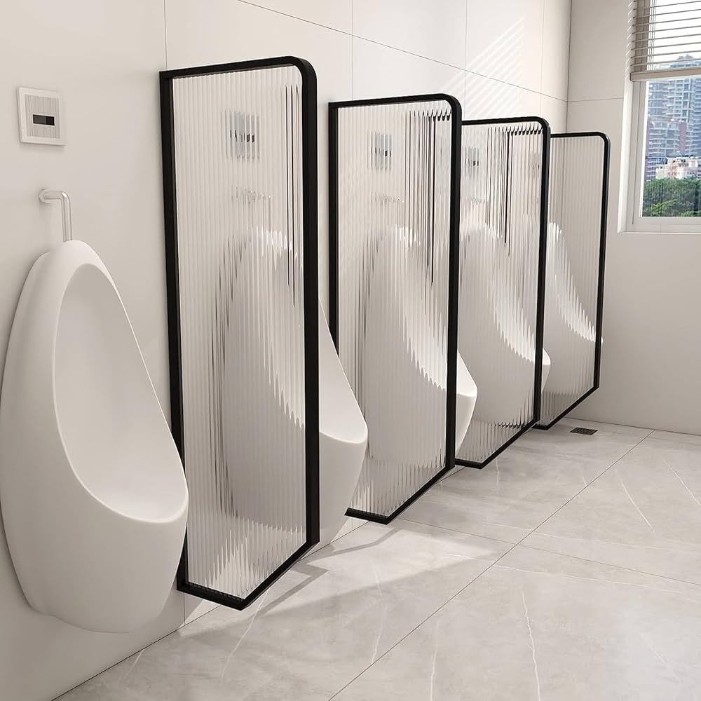 Bồn tiểu hiện đại sở hữu ngôn ngữ thiết kế công thái học tinh tế, kiểu dáng từ tối giản đến sang trọng cùng lớp men sáng bóng, vừa tối ưu công năng vừa tạo điểm nhấn thẩm mỹ đẳng cấp cho không gian kiến trúc.