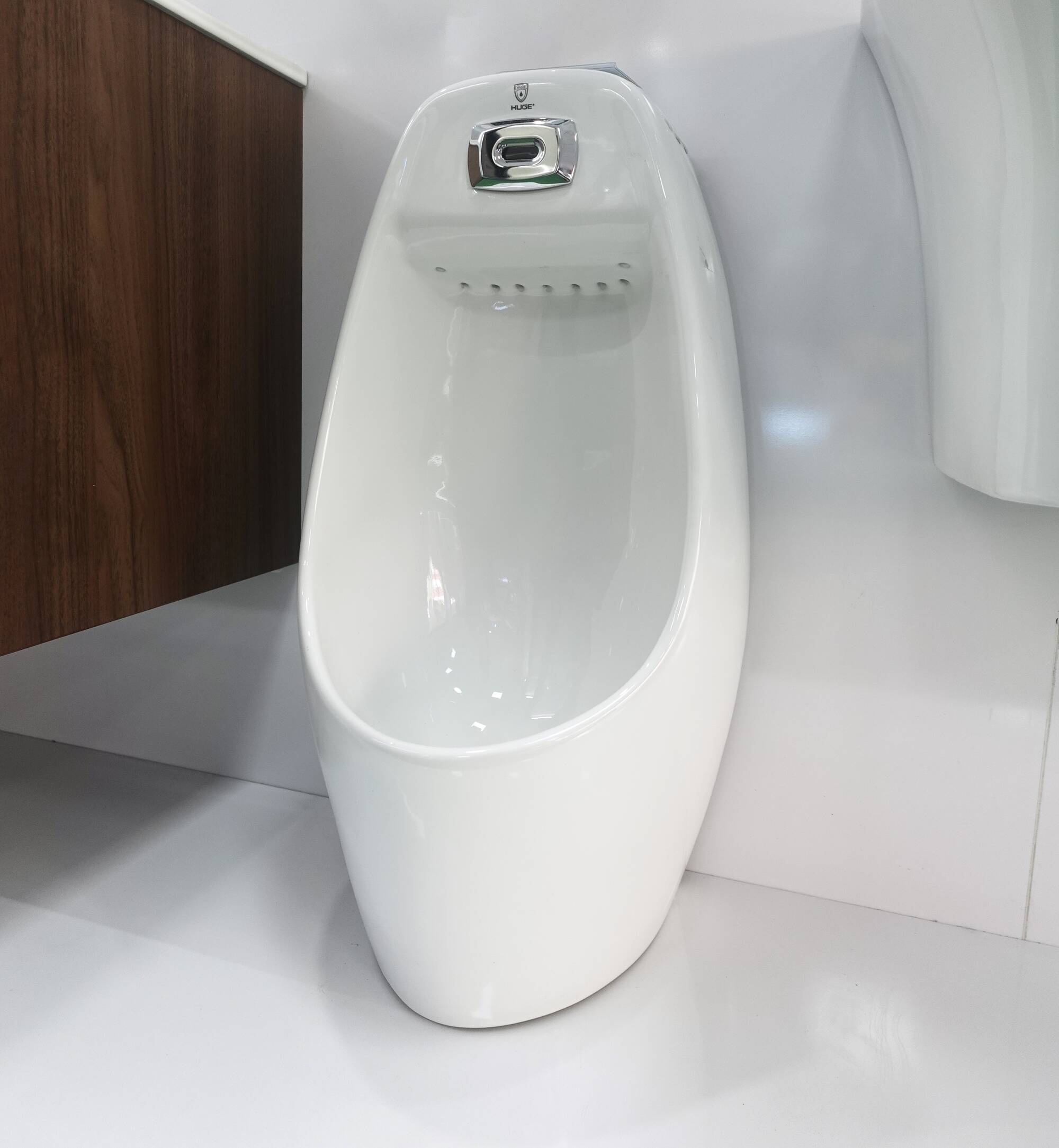 Bồn tiểu là thiết bị vệ sinh hiện đại được ra đời nhằm nâng cao tiêu chuẩn tiện nghi, tốc độ và sự sạch sẽ trong sinh hoạt hàng ngày; sản phẩm nổi bật với khả năng tối ưu hóa diện tích không gian