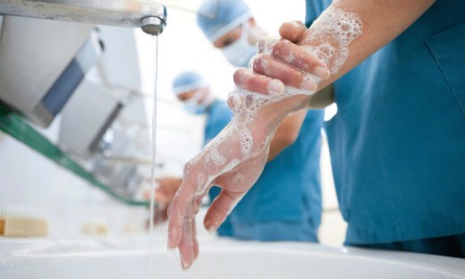 Ứng dụng vòi chậu cảm ứng tại các cơ sở y tế là quy chuẩn bắt buộc giúp kiểm soát nhiễm khuẩn, ngăn ngừa lây nhiễm chéo và đảm bảo vô trùng tuyệt đối.