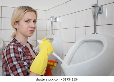 Vệ sinh bồn tiểu đặt sàn định kỳ giúp loại bỏ hoàn toàn cặn khoáng, mảng bám ố vàng và tiêu diệt vi khuẩn gây mùi trong nhà tắm.