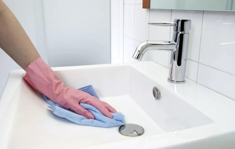 Vệ sinh định kỳ hàng tuần giúp loại bỏ triệt để vi khuẩn, nấm mốc ở viền keo silicone và giữ cho chậu âm bàn luôn trắng sáng.