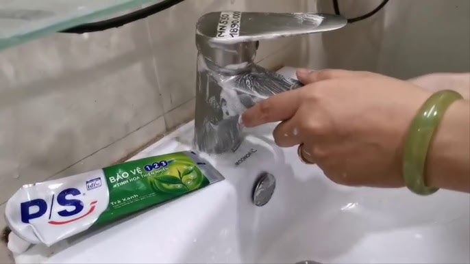Vệ sinh định kỳ sen vòi bằng các nguyên liệu nhẹ dịu giúp loại bỏ hoàn toàn cặn canxi, giữ bề mặt luôn sáng bóng như mới và duy trì áp lực dòng chảy ổn định mà không làm bong tróc lớp mạ bảo vệ