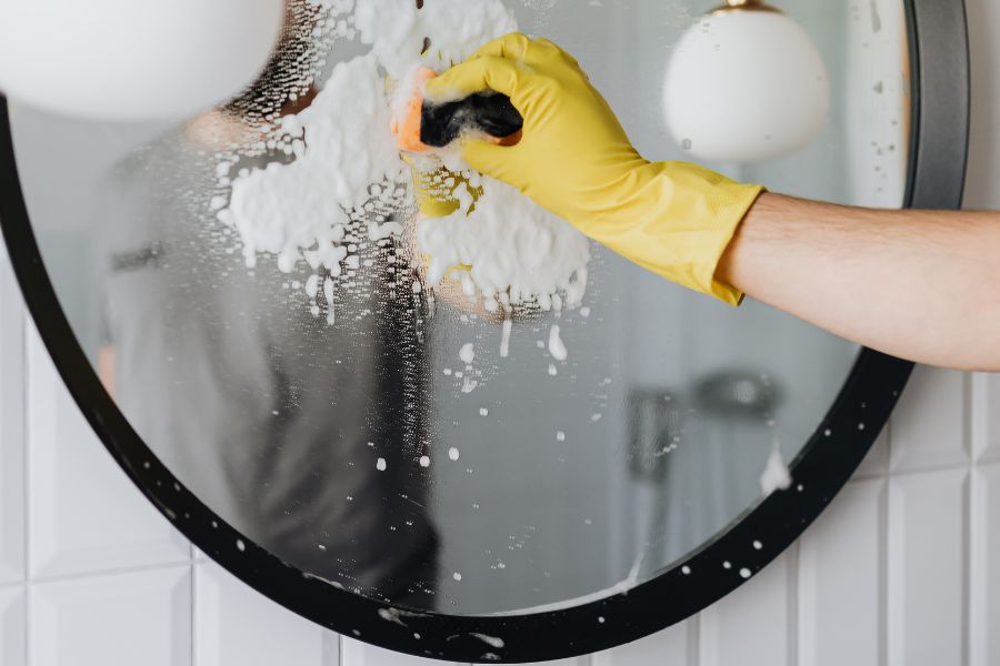 Vệ sinh thường xuyên các phụ kiện phòng tắm giúp ngăn ngừa cặn canxi tích tụ, giữ cho bề mặt kim loại luôn sáng bóng như mới và triệt tiêu môi trường phát triển của vi khuẩn.