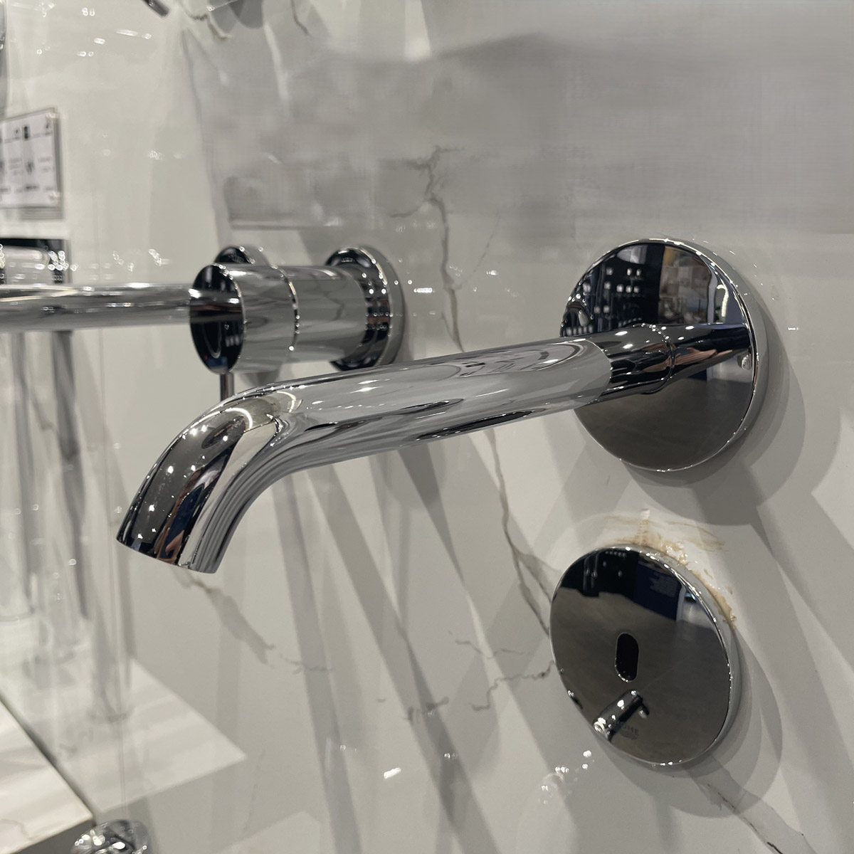 Vòi chậu cảm ứng gắn tường giúp tối ưu hóa diện tích mặt bàn lavabo, mang lại vẻ đẹp gọn gàng, thời thượng và dễ dàng vệ sinh khu vực xung quanh.