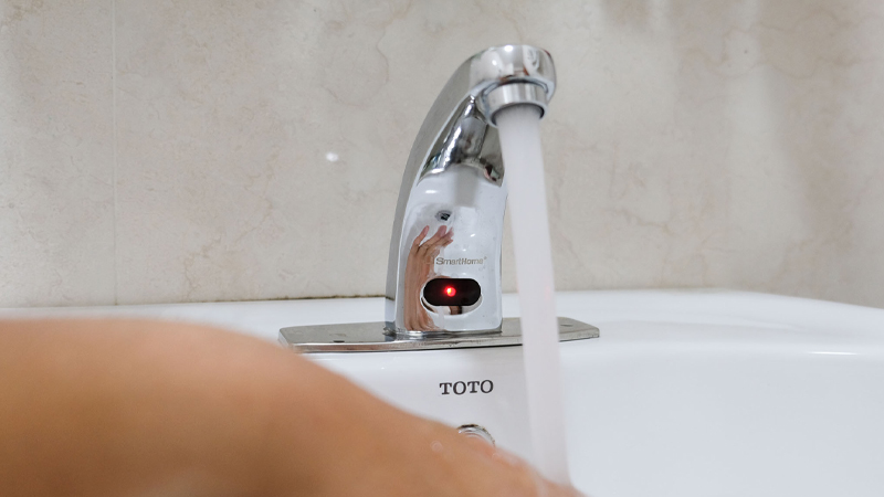 Vòi chậu cảm ứng mang lại khả năng tiết kiệm nước hiệu quả lên tới 50% nhờ cơ chế tự động ngắt nước ngay khi người dùng rời tay khỏi vùng cảm biến.