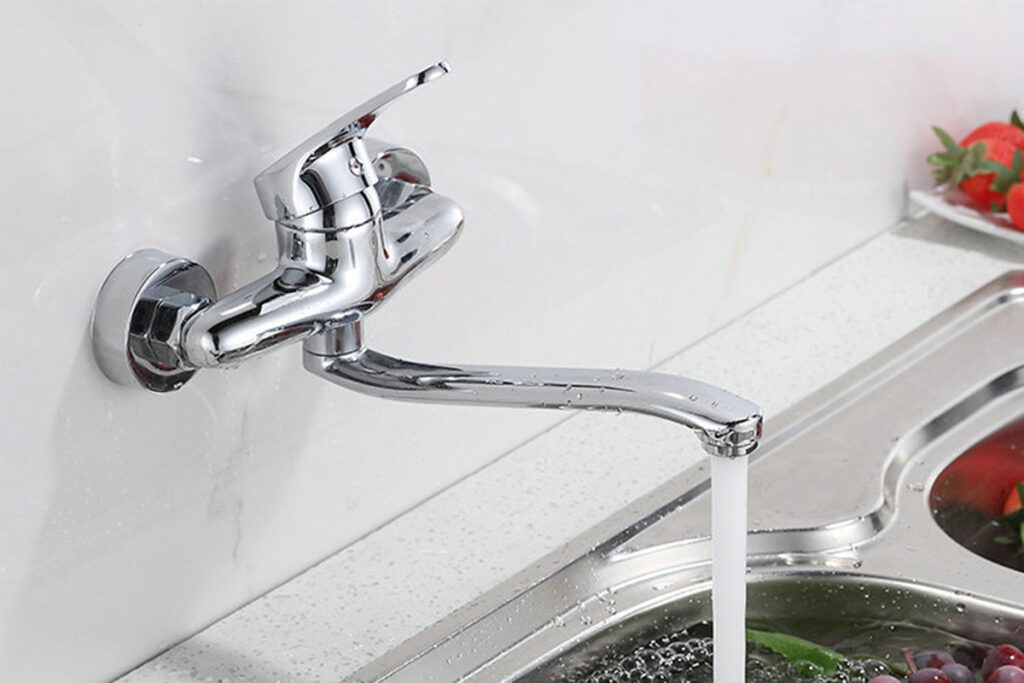 Vòi chậu rửa bát lắp trên tường giúp tối ưu hóa diện tích mặt bàn bếp, mang lại vẻ đẹp gọn gàng, truyền thống và dễ dàng vệ sinh khu vực chậu rửa.