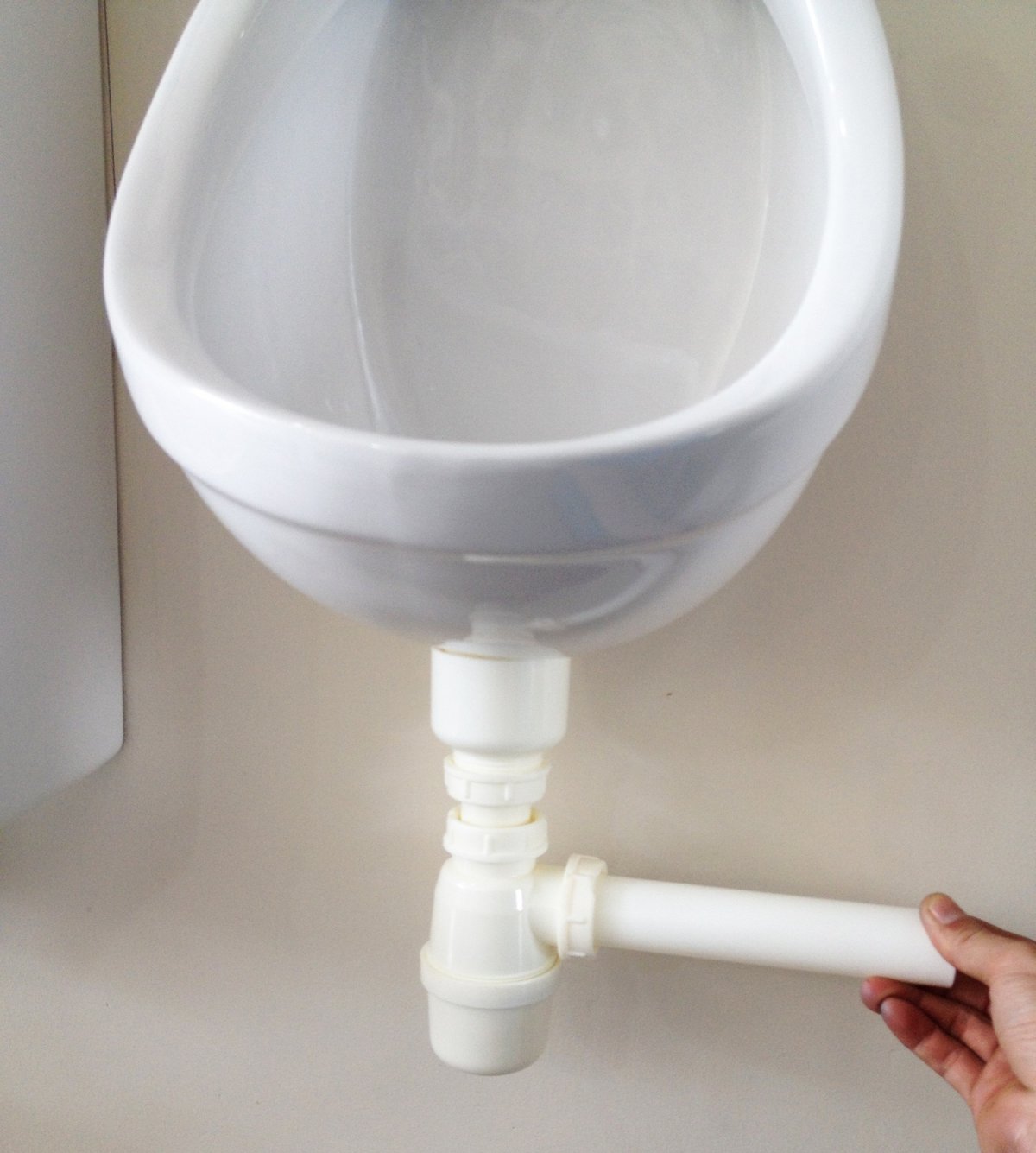 Xi phông (ống thoát nước) bồn tiểu giúp dẫn nước thải nhanh chóng, đồng thời giữ lại một lượng nước nhỏ để ngăn mùi hôi và côn trùng bò ngược lên.