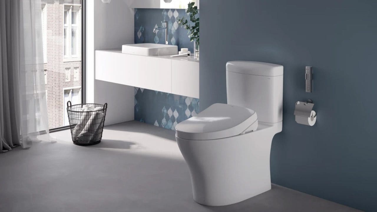 Xu hướng tương lai của bàn cầu hai khối tập trung vào cải tiến kiểu dáng thân kín sang trọng, tối ưu công nghệ xả siêu sạch và dễ dàng nâng cấp lên nắp rửa thông minh.