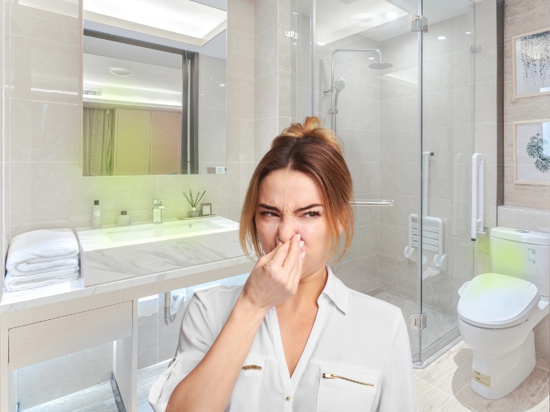 Mùi hôi trào ngược từ dưới cống lên bồn tiểu đặt sàn thường do thỏ ngăn mùi (con thỏ) bị khô nước hoặc gioăng cao su lắp đặt bị hở, lệch vị trí.